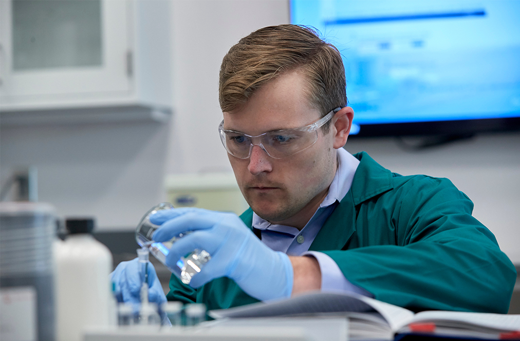 WinField United Scientist Working In A Lab